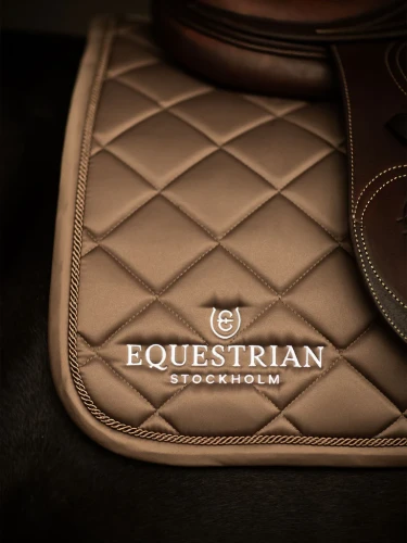czaprak skokowy beżowy equestrian stockholm  (2).webp
