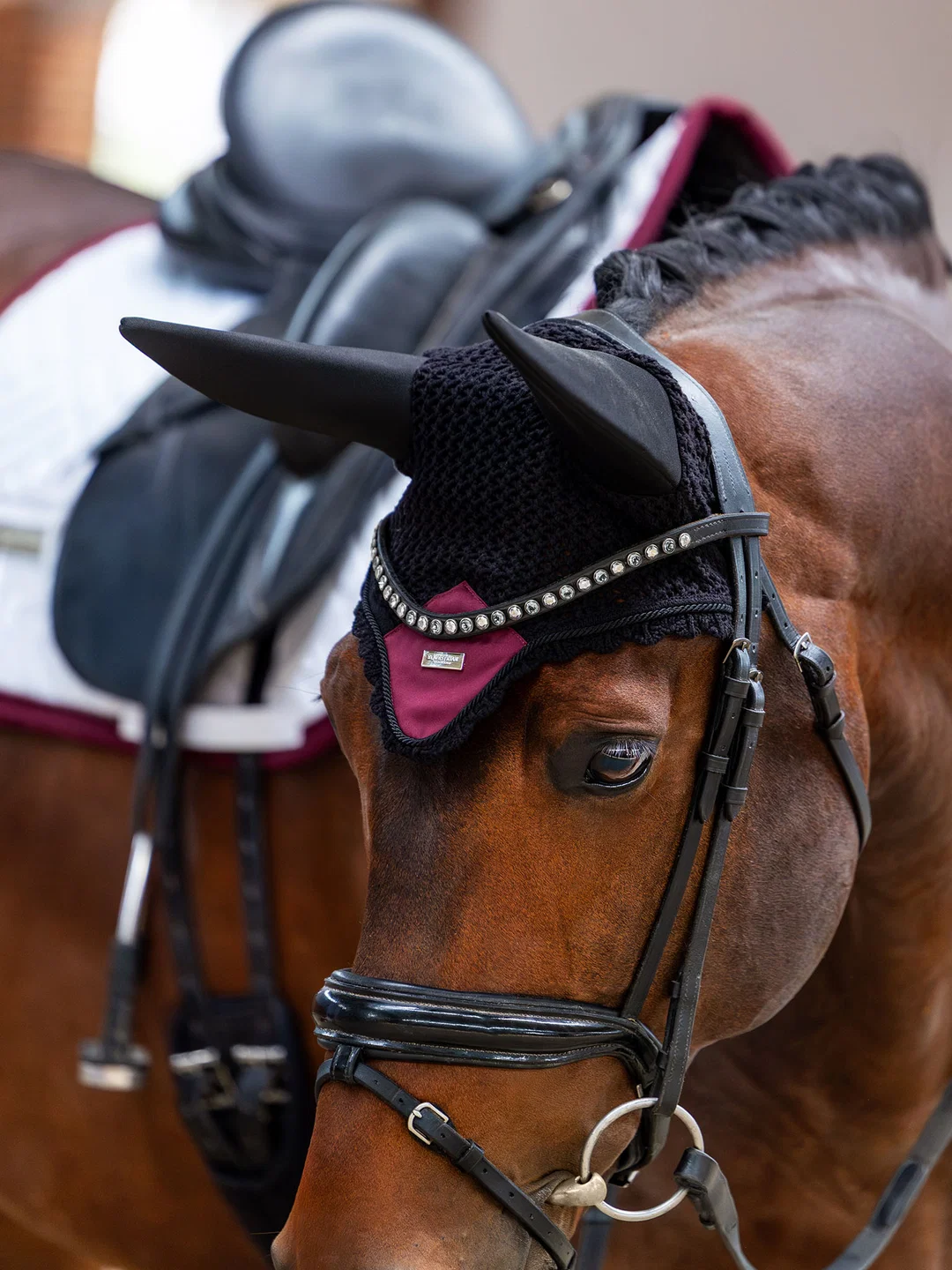 nauszniki wyciszające bordowe merlot equestrian stockholm  (1).webp