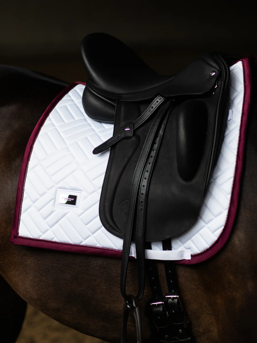 czaprak ujeżdżeniowy biały bordowy merlot equestrian stockholm  (2).webp