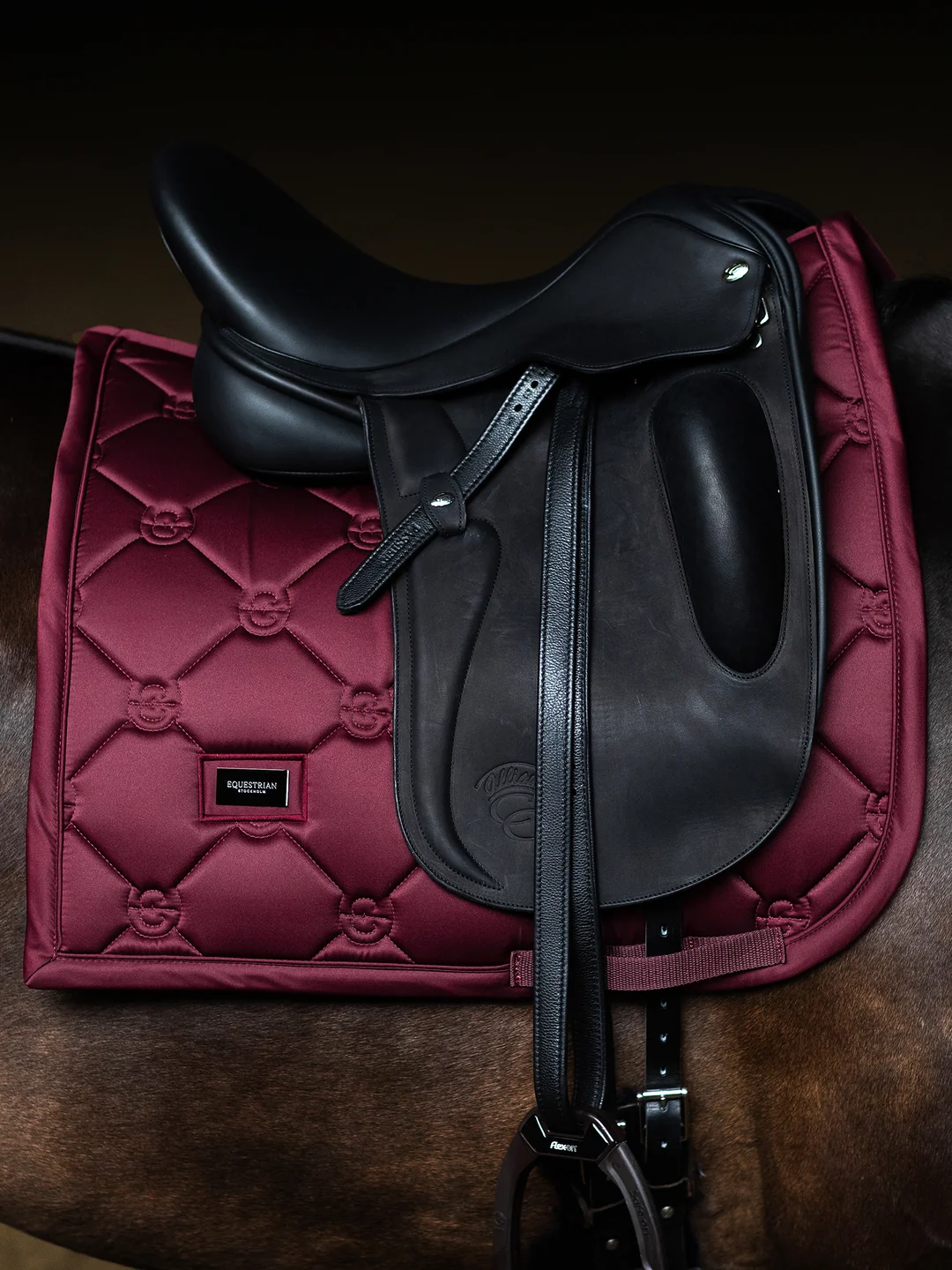 czaprak ujeżdżeniowy bordowy merlot equestrian stockholm  (1).webp