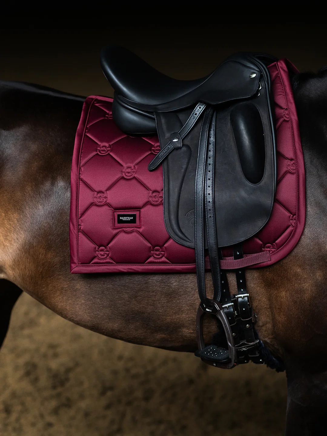 czaprak ujeżdżeniowy bordowy merlot equestrian stockholm  (2).webp