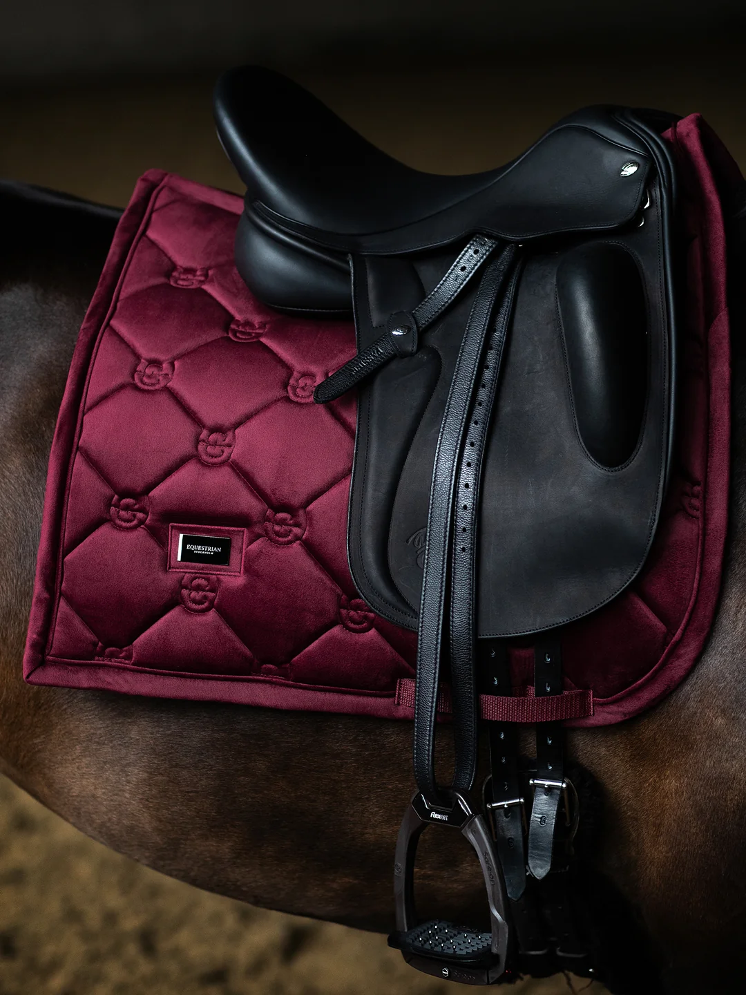 czaprak ujeżdżeniowy merlot bordowy equestrian stockholm  (1).webp