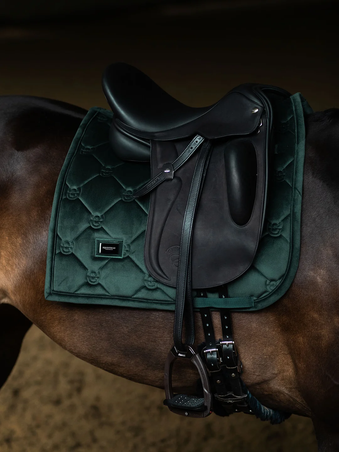 czaprak ujeżdżeniowy zielony sycamore velvet equestrian stockholm  (1).webp