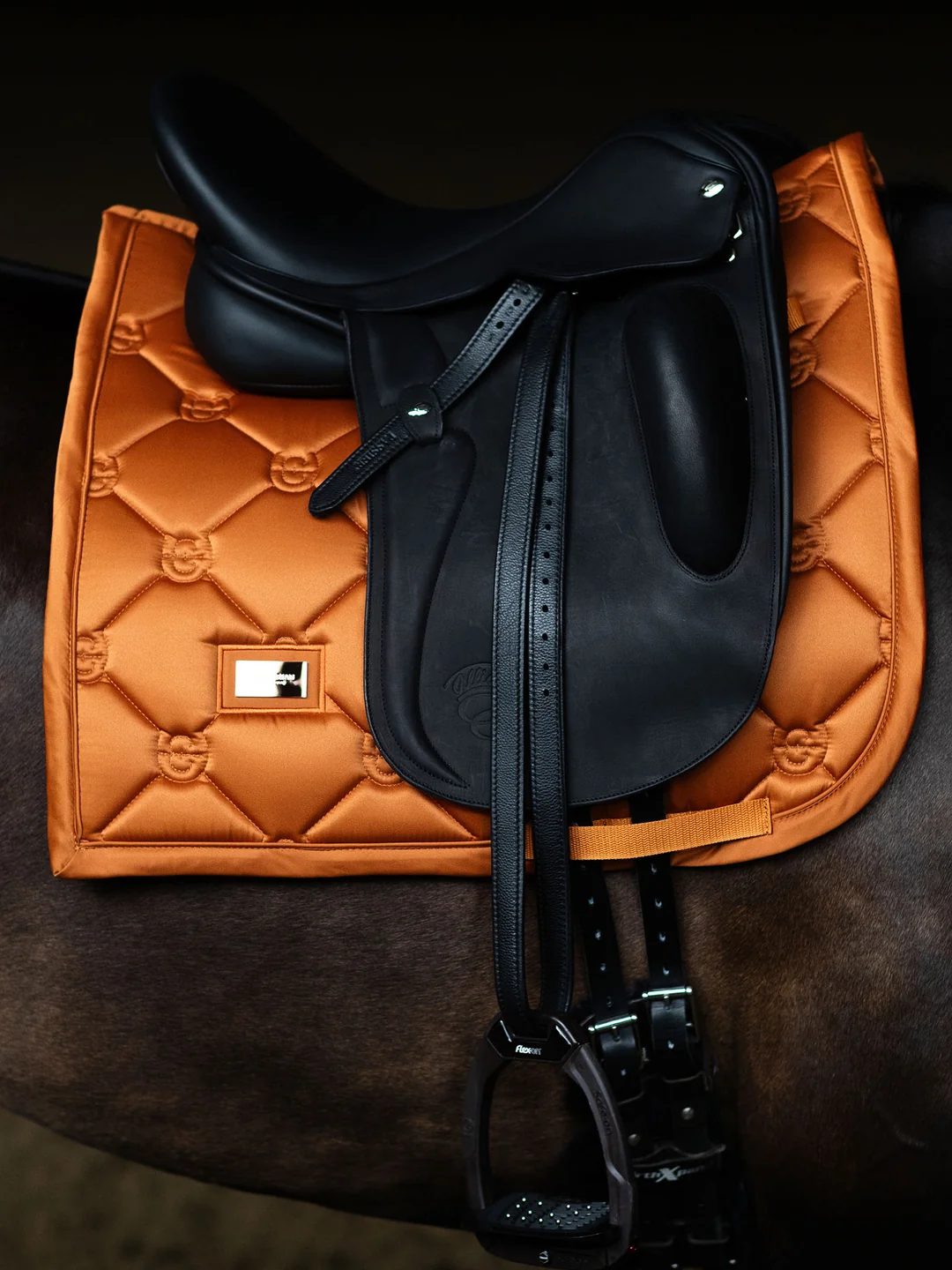 czaprak ujeżdżeniowy chestnut pomarańczowy equestrian stockholm  (1).webp