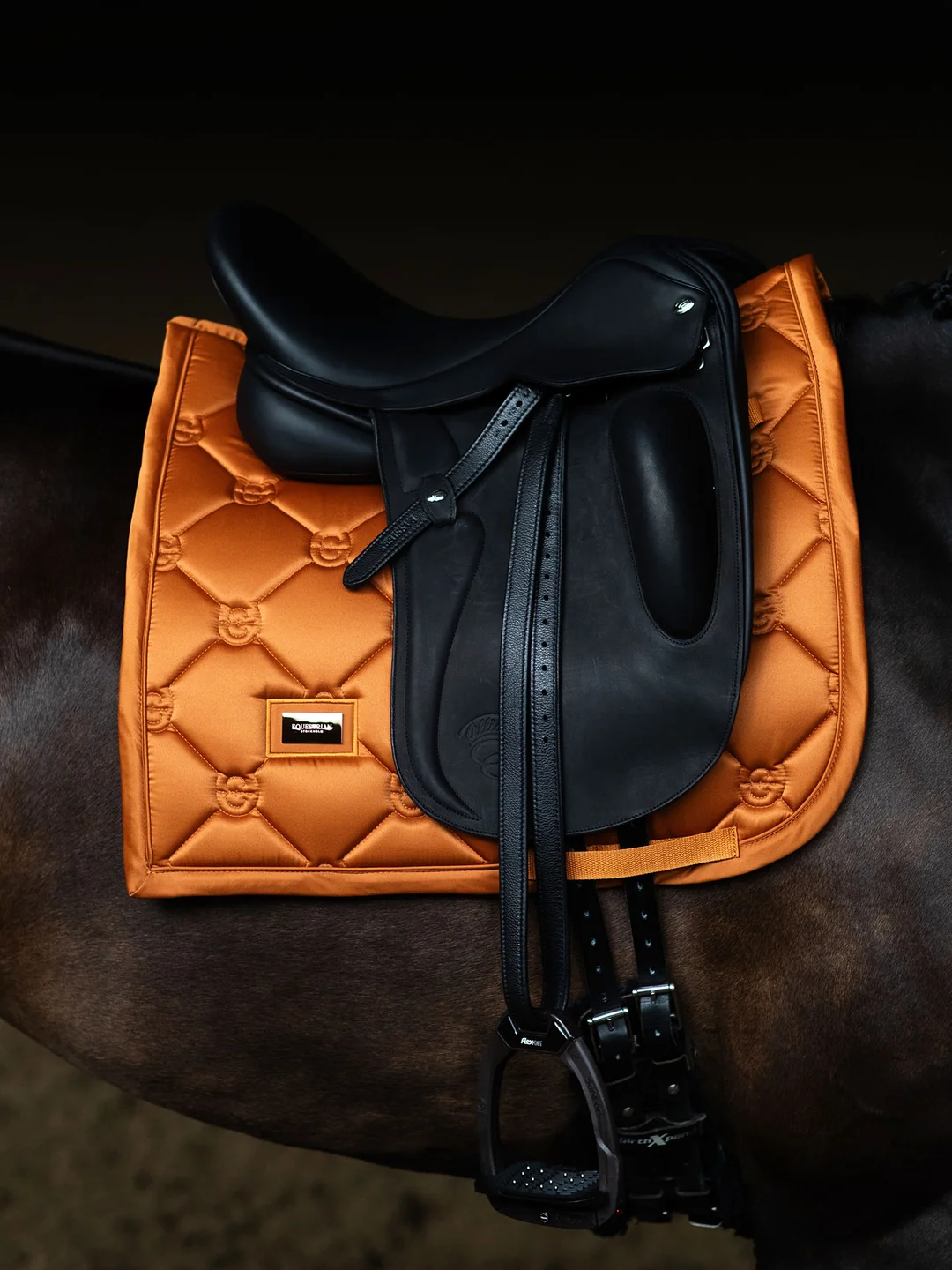 czaprak ujeżdżeniowy chestnut pomarańczowy equestrian stockholm  (2).webp
