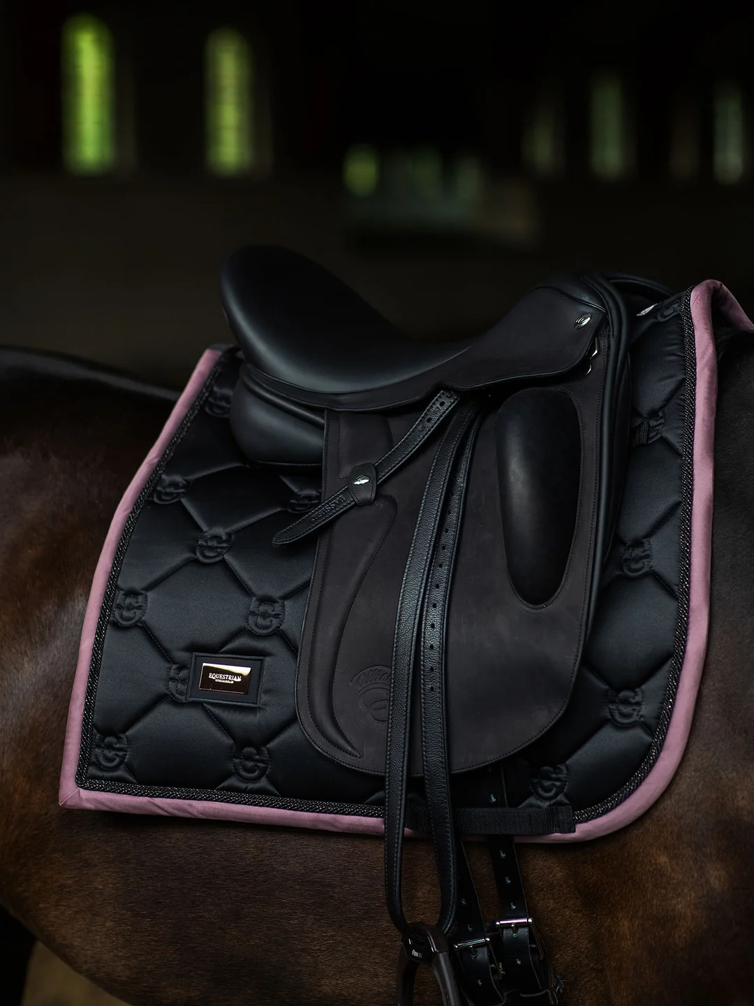 czaprak czarny różowy equestrian stockholm  (1).webp
