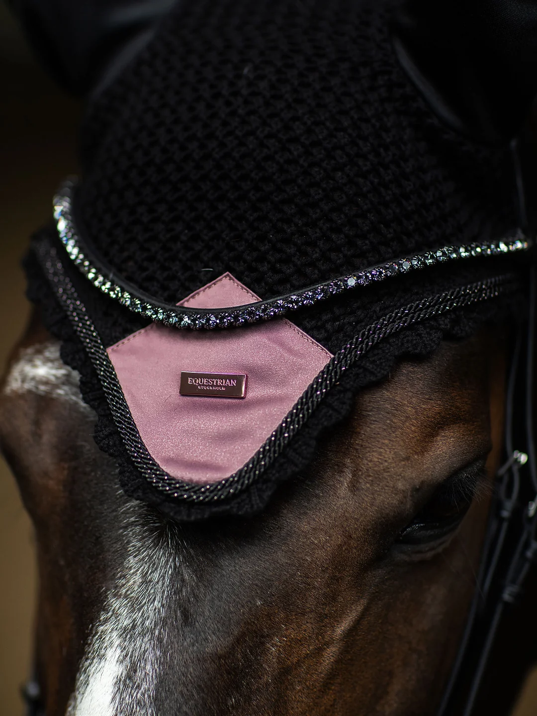 nauszniki czarne różowe equestrian stockholm  (1).webp